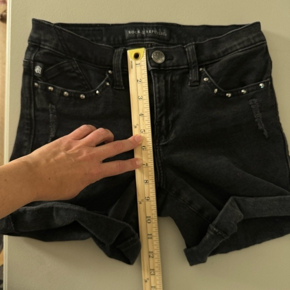 Rock & Republic Black Studded Cuffed Jean Shorts Sz 6 Distressed Festival Goth - Picture 13 of 15